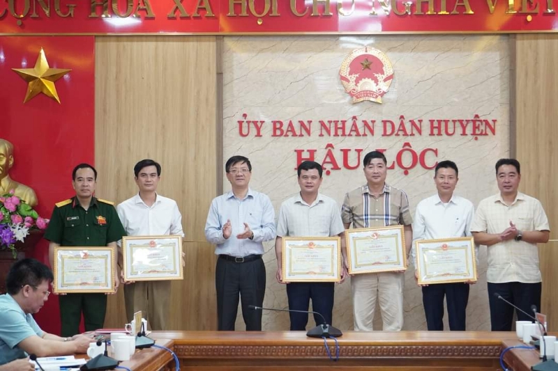 Chủ tịch UBND huyện Hậu Lộc tặng giấy khen cho cá nhân, tập thể có thành tích trong công tác tuyển quân.