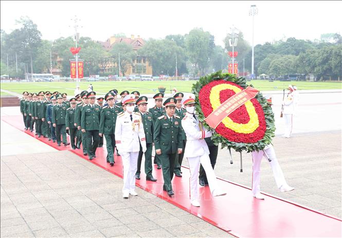Đoàn đại biểu Quân ủy Trung ương và Bộ Quốc phòng vào Lăng viếng Chủ tịch Hồ Chí Minh. Ảnh: Minh Đức/TTXVN