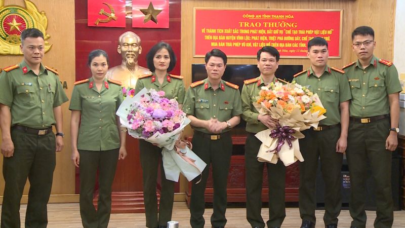 Thượng tá Nguyễn Hữu Mạnh, Phó Giám đốc Công an tỉnh, Thủ trưởng Cơ quan An ninh điều tra khen thưởng, chúc mừng các đơn vị nghiệp vụ tham gia phá án.
