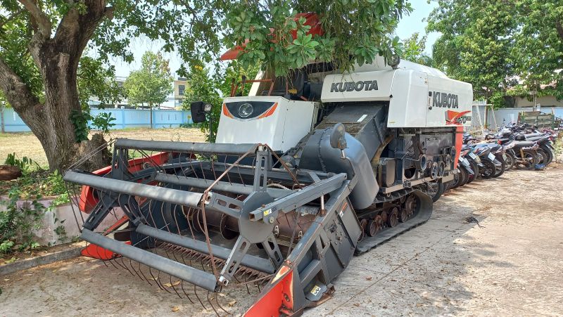 Chiếc máy gặt đập liên hợp được Công an huyện Vĩnh Hưng tạm giữ để tiếp tục điều tra làm rõ