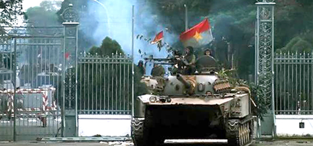 Xe tăng quân giải phóng tiến vào Dinh Độc Lập ngày 30-4-1975. (Ảnh tư liệu)