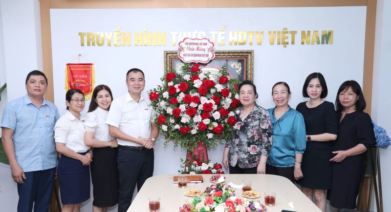 Lãnh đạo Hội Khuyến học Việt Nam tặng hoa chúc mừng Truyền hình thực tế HDTV Việt Nam nhân ngày 21/6