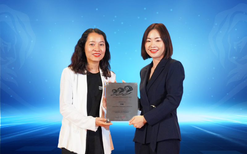 Đại diện VIB (bên phải) nhận kỷ niệm chương từ ban tổ chức Vietnam Young Lions 2023