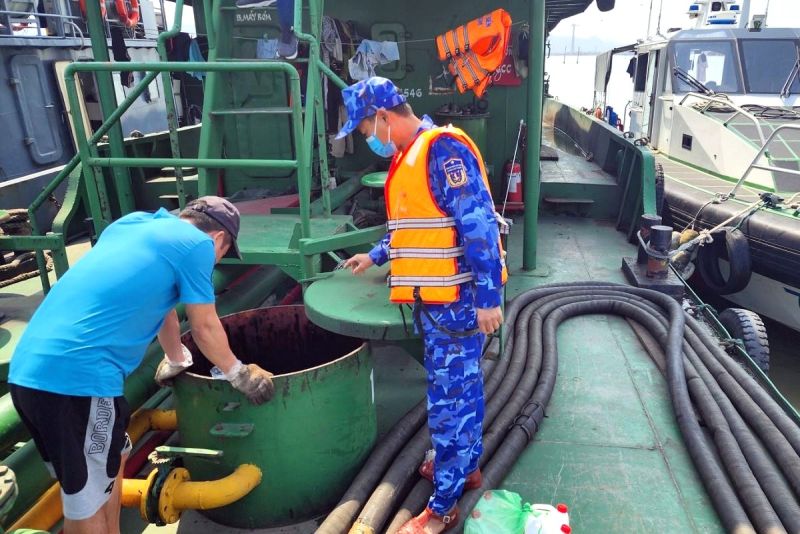 Bộ tư lệnh Vùng Cảnh sát biển 1 bắt giữ tàu vận chuyển 12.000 lít dầu DO không rõ nguồn gốc