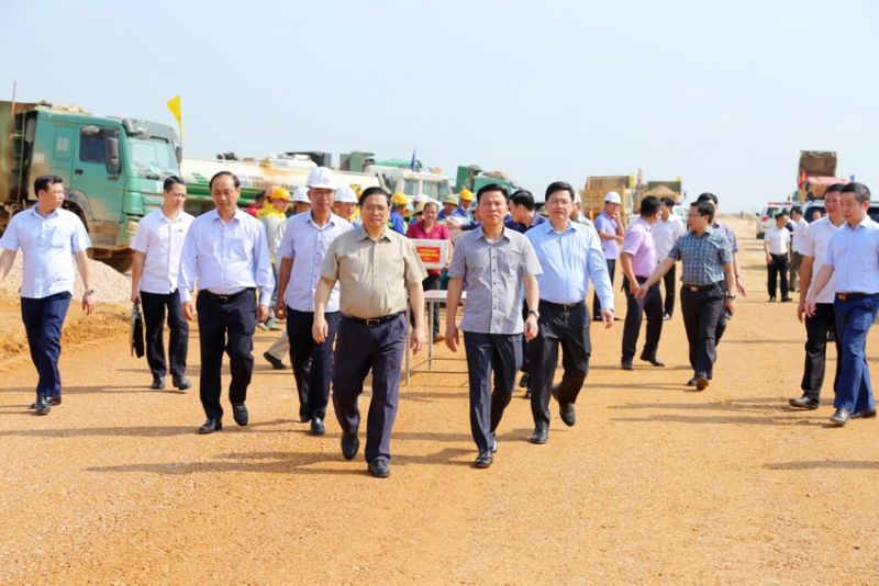 Thủ tướng Phạm Minh Chính đi kiểm tra thực địa tiến độ thi công tuyến cao tốc Bắc - Nam phía đông đoạn qua địa bàn tỉnh Thanh Hóa tại công trường đoạn từ nút giao Đông Xuân đến Quốc lộ 45