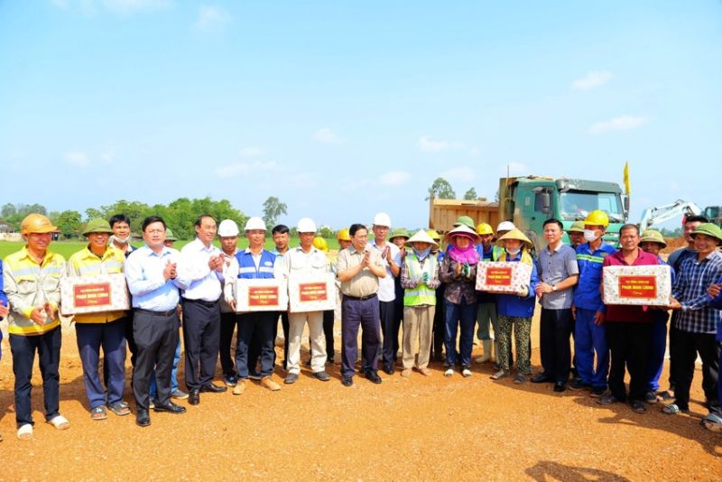 Thủ tướng Chính phủ Phạm Minh Chính tặng quà cho cán bộ, kỹ sư, công nhân đang thi công trên công trường đoạn từ nút giao Đông Xuân đến Quốc lộ 45.