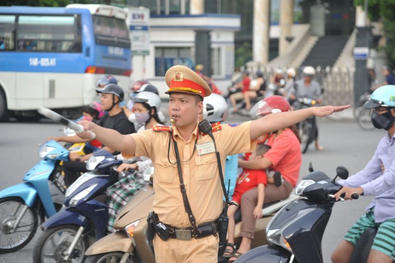 CSGT Hà Nội phân luồng giao thông đón người dân sau nghỉ lễ