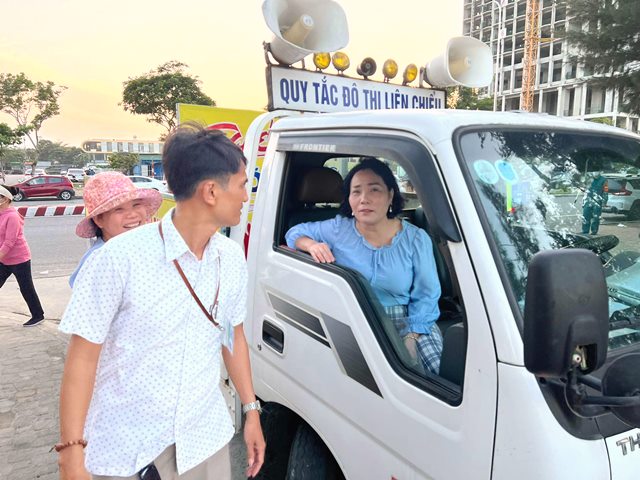 Bà Lê Thị Tuyết Mai, Chủ tịch UBND phường Hoà Hiệp Nam, Quận Liên Chiểu cùng Đội quy tắc phường đi thực địa kiểm tra tình hình