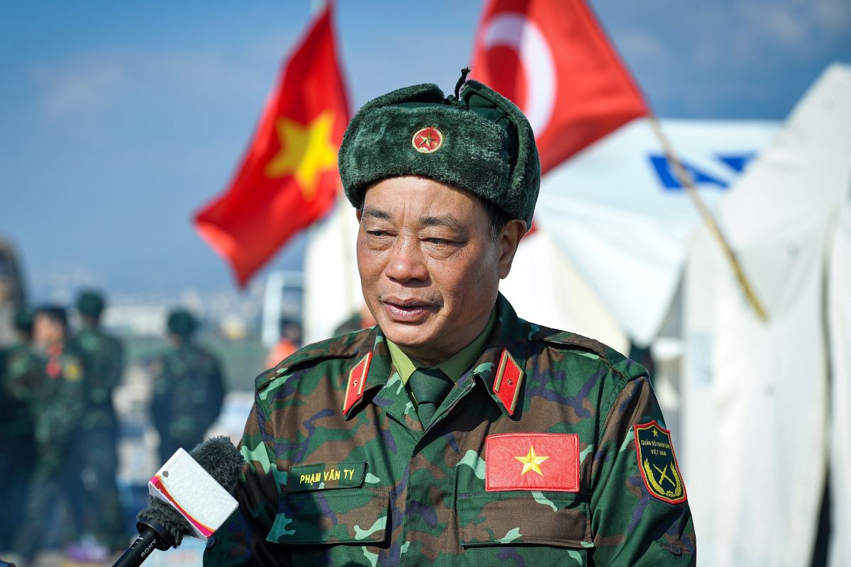 Thiếu tướng Phạm Văn Tỵ chia sẻ tại hiện trường.