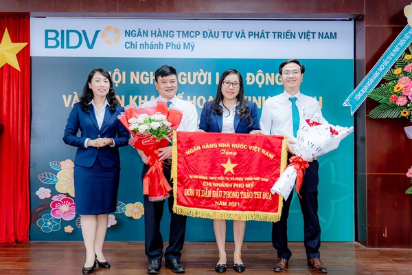 Ban lãnh đạo BIDV Phú Mỹ nhận Cờ thi đua của Ngân hàng Nhà nước Việt Nam