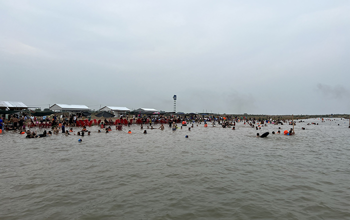 Các bãi tắm cồn tại huyện Hồng Ngự thu hút rất đông người dân và du khách