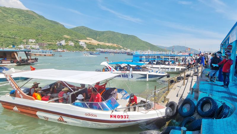 Bến thuyền đưa khách tham quan các đảo ngoài khơi Nha Trang rất đông vào các kỳ lễ nên giá các dịch vụ hầu hết đều cao hơn so với ngày bình thường (ảnh: Đức Minh)