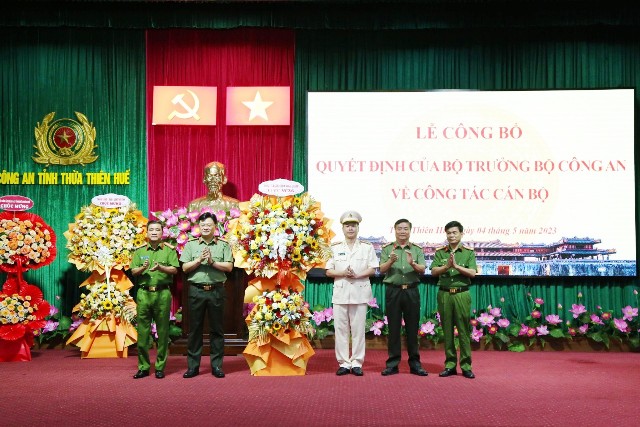 Ban Giám đốc Công an tỉnh Thừa Thiên Huế chúc mừng Đại tá Nguyễn Hữu Thiên