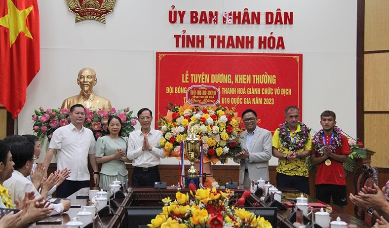 Các đồng chí lãnh đạo tỉnh tặng hoa chúc mừng thành tích của đội U19 Đông Á Thanh Hóa vô địch Giải U19 quốc gia 2023