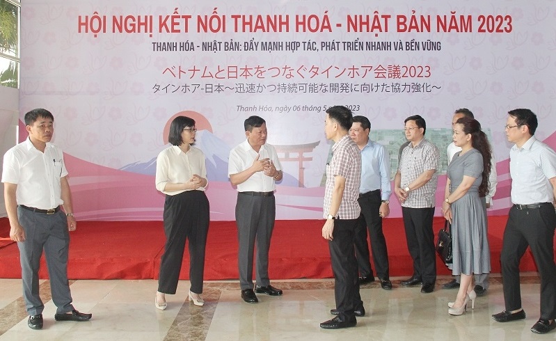 Phó Chủ tịch Thường trực UBND tỉnh Nguyễn Văn Thi và đại diện các ngành kiểm tra công tác khánh tiết,trang trí.