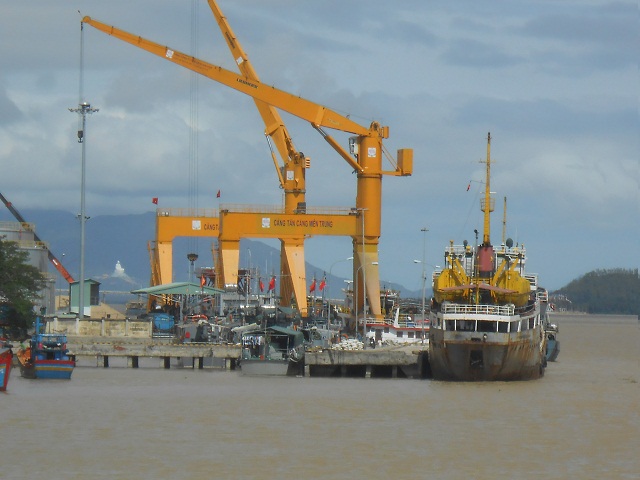 Mặc dù đã có nhiều nỗ lực song hoạt động xuất nhập khẩu trên địa bàn tỉnh Bình Định vẫn gặp nhiều khó khăn. Trong ảnh: Doanh nghiệp xuất hàng qua cảng Quy Nhơn.
