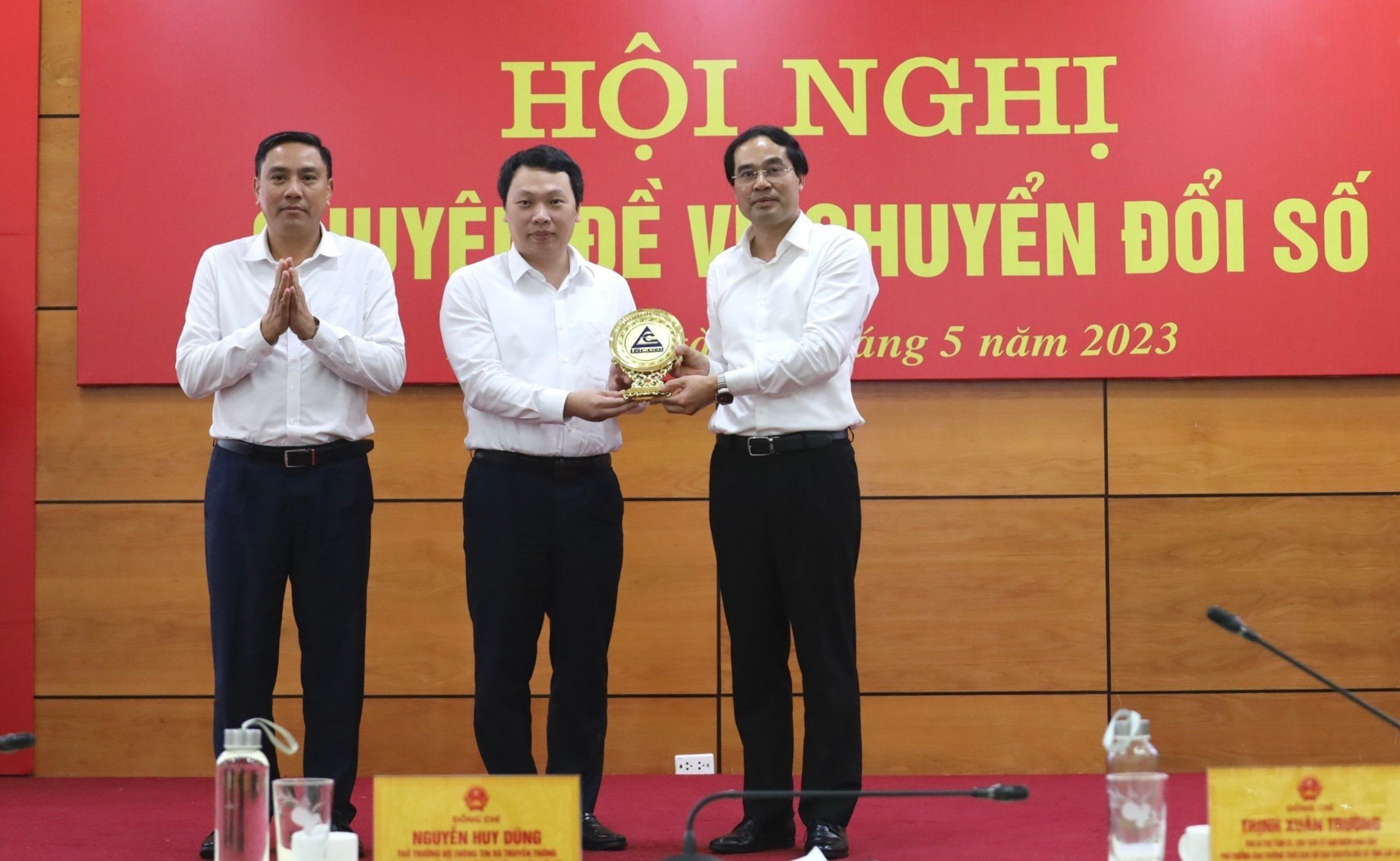 Lãnh đạo tỉnh Lào Cai tặng biểu trưng lưu niệm của tỉnh Lào Cai cho Thứ trưởng Bộ TT&TT