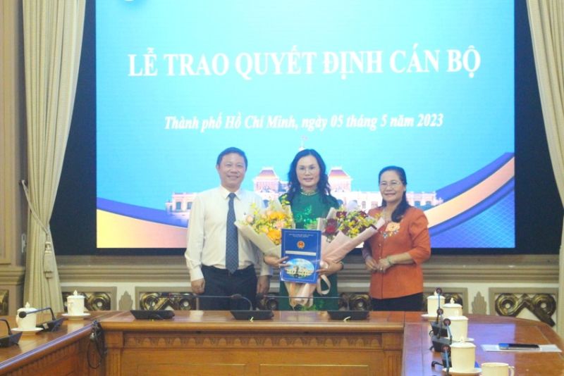 Chủ tịch HĐND TP.HCM Nguyễn Thị Lệ, Phó Chủ tịch UBND TP.HCM Dương Anh Đức trao hoa, quyết định cho bà Lê Thụy Mỵ Châu. Ảnh: LÊ THOA