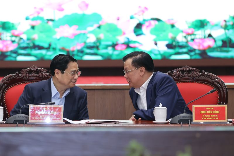 Thủ tướng Phạm Minh Chính trao đổi với Bí thư Thành ủy Hà Nội Đinh Tiến Dũng