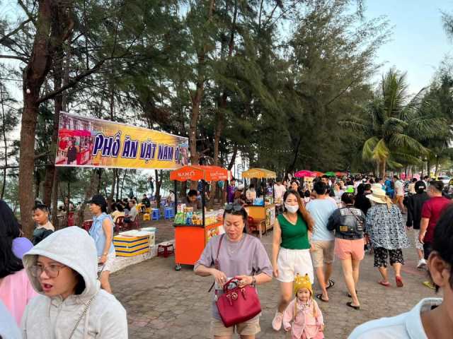 Trong Lễ hội pháo hoa Quốc tế Đà Nẵng - DIFF 2023, đường dây nóng của Cục Quản lý thị trường thành phố tiếp nhận thông tin phản ánh của người dân, du khách 24/7