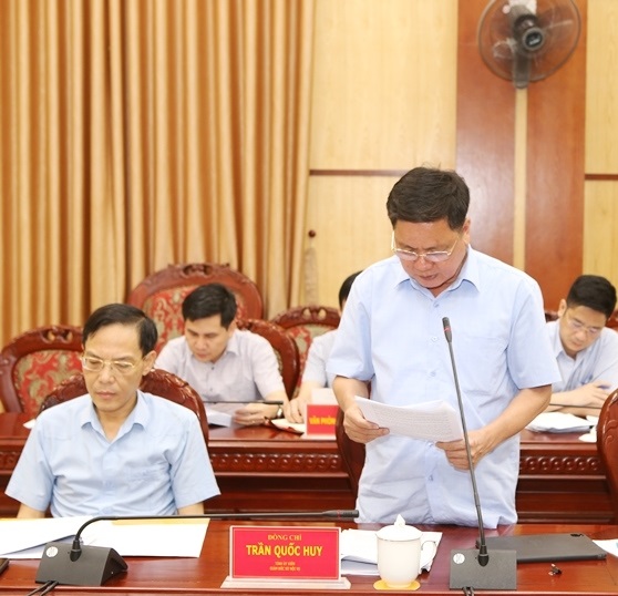 Ông Trần Quốc Huy, Giám đốc Sở Nội vụ trình bày báo cáo tiến độ thực hiện Đề án.