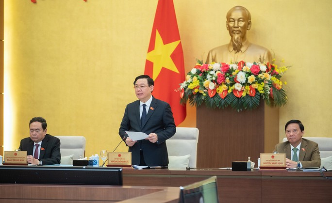 Chủ tịch Quốc hội Vương Đình Huệ (giữa) chủ trì phiên họp thứ 23 của Ủy ban Thường vụ Quốc hội