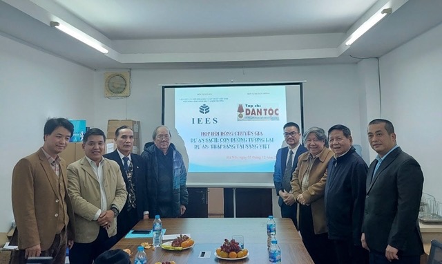 Giáo sư sử học Lê Văn Lan và các chuyên gia họp chuẩn bị ra mắt Dự án sách 