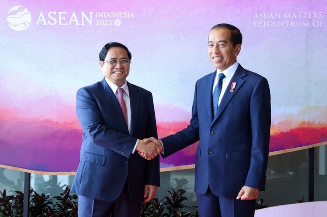 Thủ tướng Chính phủ Phạm Minh Chính gặp Tổng thống Indonesia Joko Widodo - Ảnh: VGP/Nhật Bắc