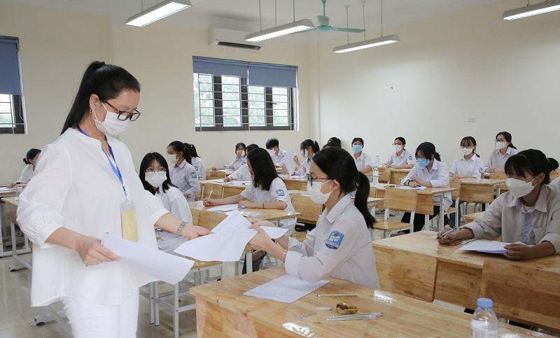 Học sinh dự thi vào lớp 10 THPT năm học 2022 - 2023 tại Trường THPT Lý Thái Tổ (thành phố Từ Sơn).