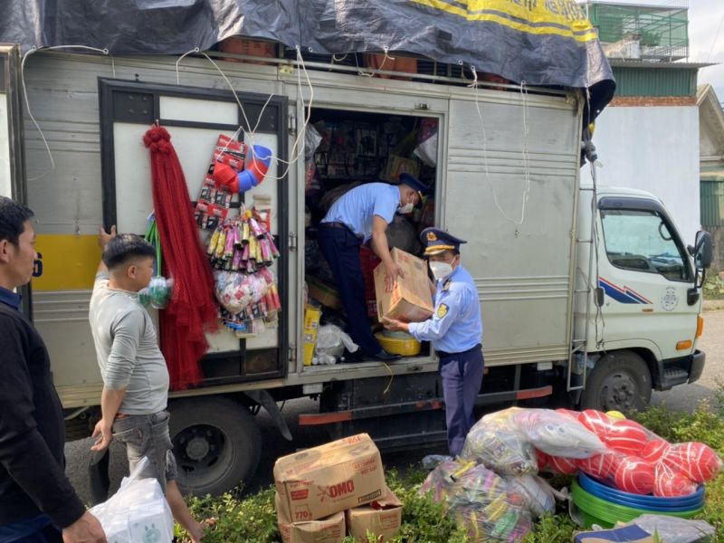 Lực lượng QLTT tỉnh Lai Châu kiểm tra hàng hóa có dấu hiệu vi phạm