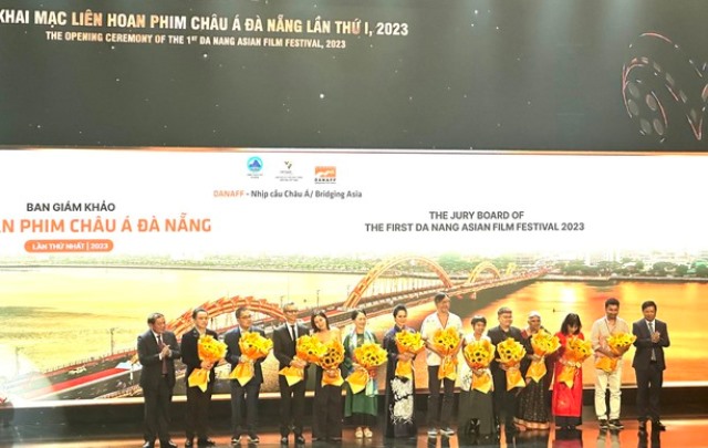 Bộ trưởng Bộ Văn hóa, Thể thao và Du lịch Nguyễn Văn Hùng và Phó Trưởng Ban Tuyên giáo Trung ương Trần Thanh Lâm tặng hoa cho các giám khảo của DANAFF 1