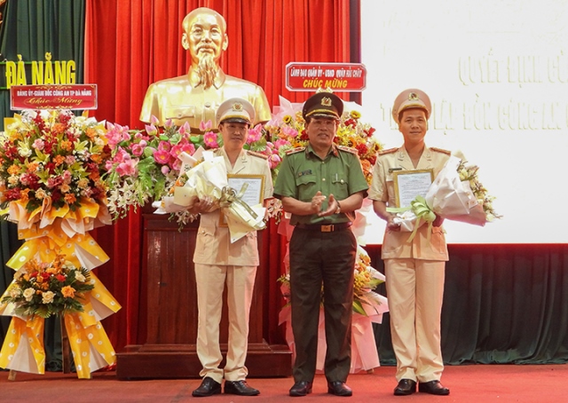 Thiếu tướng Vũ Xuân Viên trao Quyết định thành lập Đồn; quyết định điều động, bổ nhiệm Trưởng và Phó Trưởng đồn Công an Cảng HKQT Đà Nẵng
