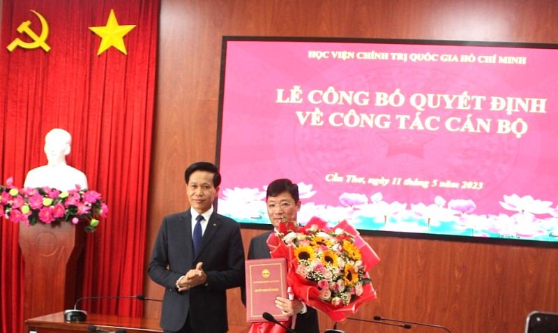 PGS, TS Ho&agrave;ng Ph&uacute;c L&acirc;m, Ph&oacute; Gi&aacute;m đốc Học viện Ch&iacute;nh trị quốc gia Hồ Ch&iacute; Minh trao quyết định v&agrave; ch&uacute;c mừng PGS, TS Nguyễn Xu&acirc;n Phong