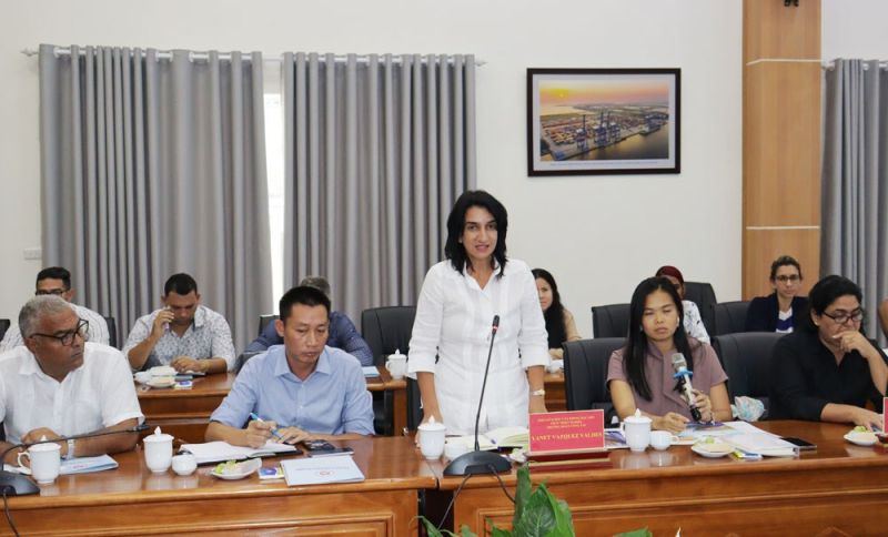 Bà Yanet Vazquez Valdes, phó Giám đốc văn phòng Đặc khu phát triển Mariel phát biểu tại buổi làm việc