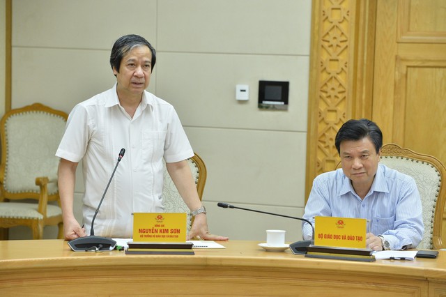 Bộ trưởng Bộ GD&ĐT Nguyễn Kim Sơn báo cáo tại cuộc họp. Ảnh: VGP/Đình Nam.