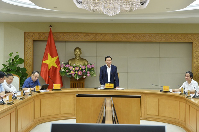 Phó Thủ tướng Trần Hồng Hà nhấn mạnh, SGK là vấn đề được các phụ huynh, học sinh, các nhà trường và xã hội hết sức quan tâm và chờ đợi, đặc biệt thời điểm chuẩn bị bước vào năm học mới - Ảnh: VGP/Đình Nam