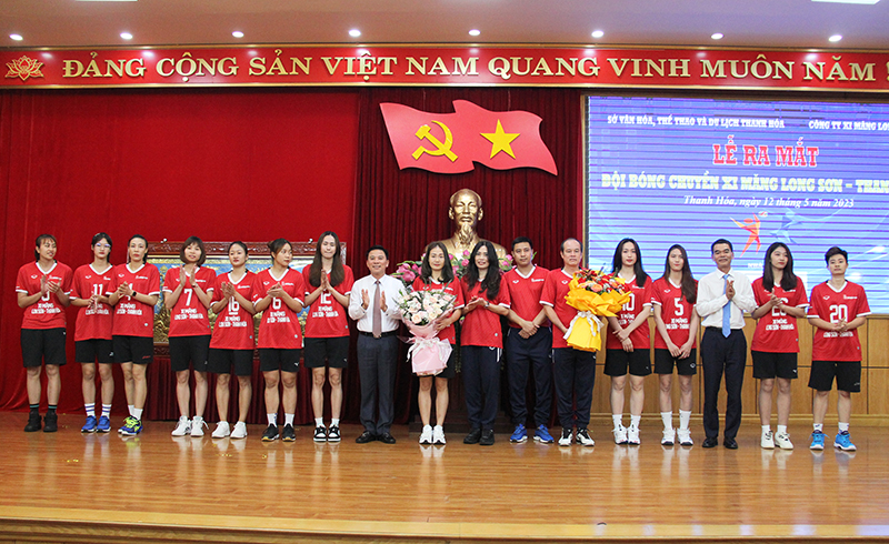 Đỗ Trọng Hưng, Ủy viên Trung ương Đảng, Bí thư Tỉnh ủy, Chủ tịch HĐND tỉnh và nhà tài trợ tặng hoa chúc mừng đội bóng chuyền nữ Xi măng Long Sơn Thanh Hóa.