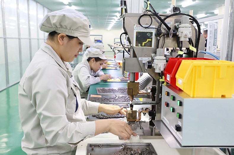 Sản xuất linh kiện điện tử ở Công ty Origin Manufactures Vietnam (FDI Nhật Bản) tại Khu công nghiệp Đồng Văn, tỉnh Hà Nam. (Ảnh ĐĂNG DUY)
