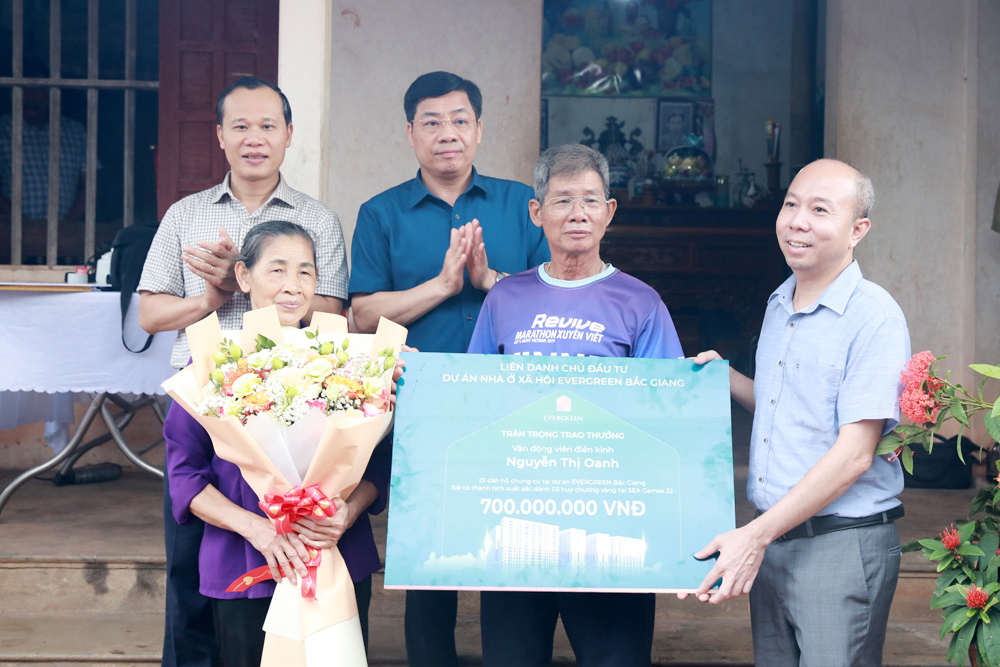 Ông Dương Văn Thái, Mai Sơn và đại diện Liên danh chủ đầu tư dự án Nhà ở xã hội Ever Green Bắc Giang tặng căn hộ cho vận động viên Nguyễn Thị Oanh.
