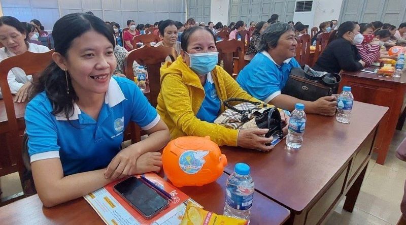 Các hội viên phụ nữ phấn khởi tham gia “Nuôi heo đất tiết kiệm tham gia BHXH tự nguyện” tại tỉnh Bến Tre