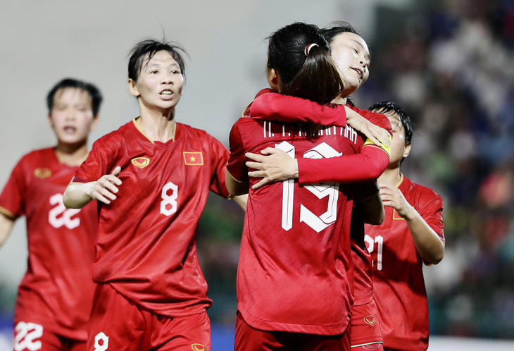 Tuyển nữ Việt Nam ăn mừng bàn thắng vào lưới Campuchia - Ảnh: NGUYÊN KHÔI