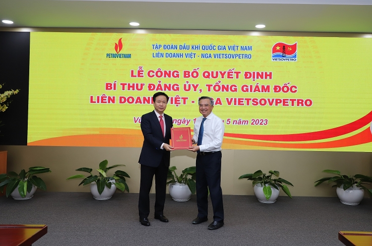 Đồng chí Hoàng Quốc Vượng - Bí thư Đảng ủy, Chủ tịch HĐTV Tập đoàn trao các Quyết định cho đồng chí Vũ Mai Khanh