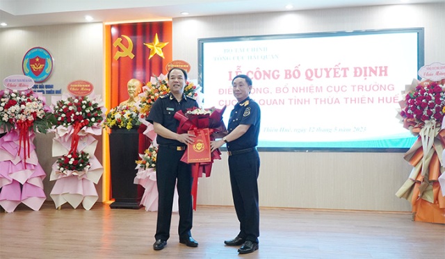 Ông Nguyễn Quang Thanh (bên trái) nhận quyết định bổ nhiệm Cục trưởng Cục Hải quan Thừa Thiên Huế