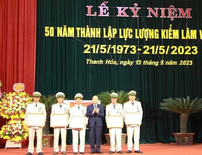 Cao Văn Cường, Tỉnh ủy viên, Giám đốc Sở Nông nghiệp và Phát triển Nông thôn trao Giấy khen của Tổng cục Lâm nghiệp Việt Nam cho các cá nhân có thành tích xuất sắc.