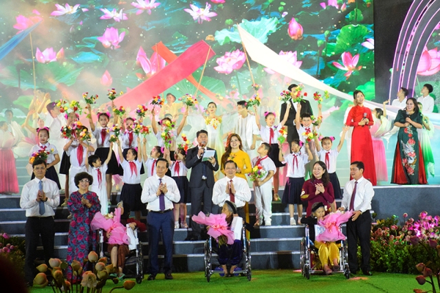 Các đồng chí lãnh đạo Trung ương, lãnh đạo tỉnh tặng hoa và quà cho các Bà Mẹ Việt Nam Anh hùng