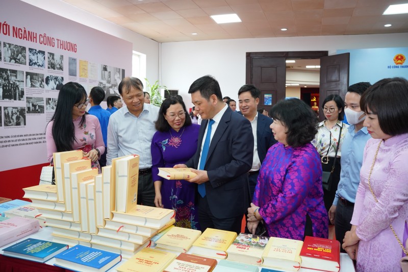 Bộ trưởng Nguyễn Hồng Diên cùng các đại biểu dự Lễ ra mắt lịch sử ngành Công Thương Việt Nam