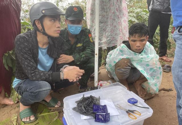 Hai đối tượng Hồ Văn Thơ và Hồ Văn Long bị bắt giữ khi đang tàng trữ 400 viên ma túy tổng hợp. Ảnh: Mạnh Hùng