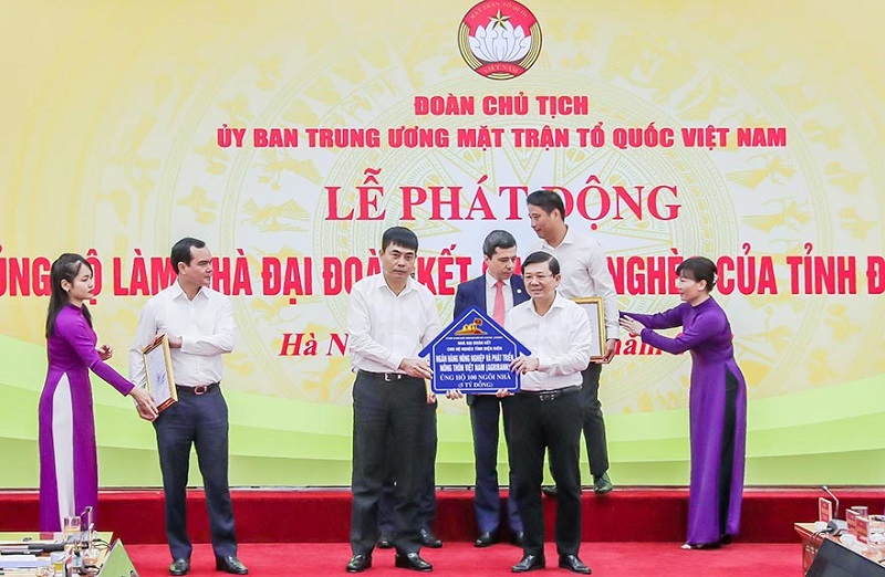 Đại diện ban lãnh đạo Agribank, ông Nguyễn Minh Phương - UV Ban thường vụ, Thành viên HĐTV trao ủng hộ 5 tỷ đồng để xây dựng 100 ngôi nhà Đại đoàn kết