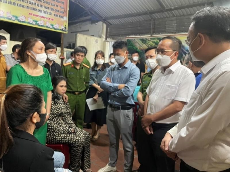 Đoàn cán bộ quận Ngô Quyền đến thăm hỏi và hỗ trợ gia đình 3 nạn nhân thiệt mạng