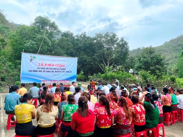 Trước đó, CLB Tennis báo chí Nghệ An đã khởi công xây dựng cầu dân sinh vượt lũ và tặng quà tại xã Chiêu Lưu, huyện Kỳ Sơn, Nghệ An.